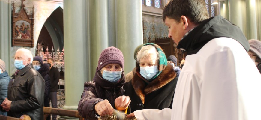 Rokiškio šv. apaštalo evangelisto Mato bažnyčioje aukos Ukrainai buvo... tylios. Surinkta įspūdinga suma (video)