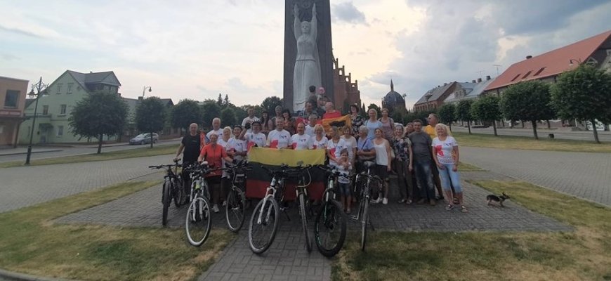 Rokiškėnai dviračiais pasiryžo įveikti 1000 km. Baltijos kelio 30-osioms metinėms paminėti