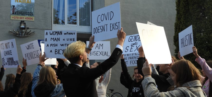 Šokio vyksmas „Hands Up“ bandė besti pirštu į protesto kultūrą (foto)
