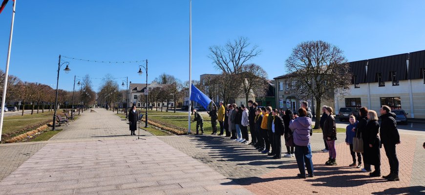 Nepriklausomybės aikštėje suplevėsavo NATO vėliava (foto)