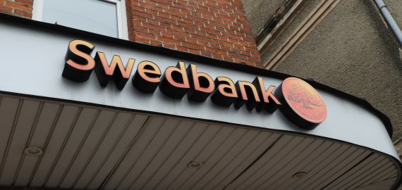 „Swedbank“ įspėja dėl sukčių: jie ėmė siųsti naujus laiškus
