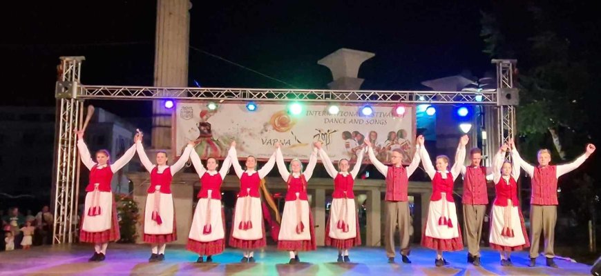 Rokiškėnai Lietuvos himną giedojo Varnos mieste