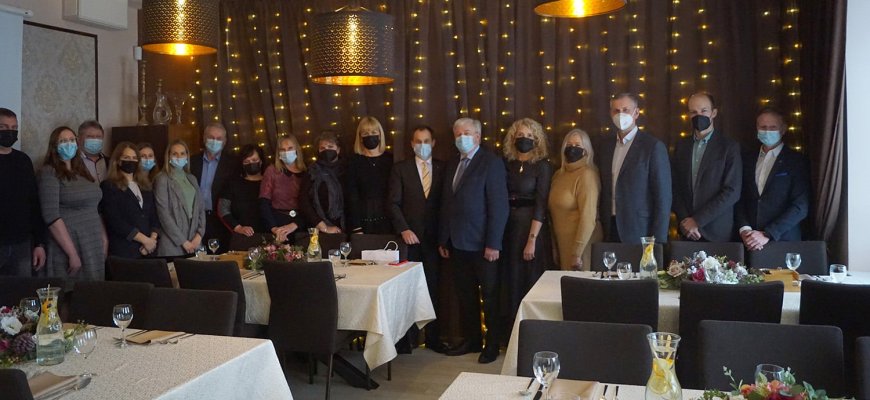 Rokiškio PMC mokiniai su mokytoja ir virtuvės šefais iš Italijos surengė itališkos virtuvės patiekalų prezentaciją socialiniams partneriams (foto)