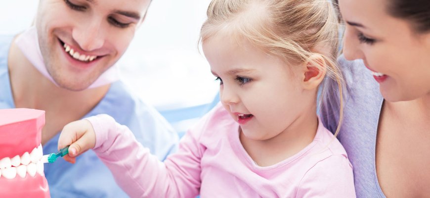 Mažųjų dantukų švarai: išugdyti įprotį padeda pavyzdžiai ir žaidimai