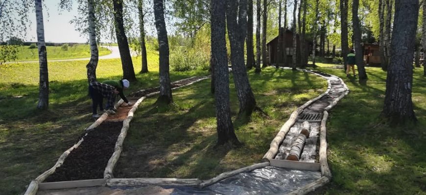 Bendrystė vienija: Miliūnuose atnaujinta vaikų žaidimų aikštėlė ir įrengtas basų kojų takas (foto)