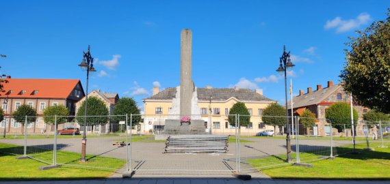 START: Nepriklausomybės a. dalis jau slepiasi už metalinių užtvarų