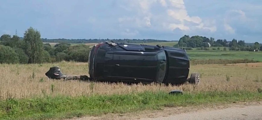Susidūrė du automobiliai - „BMW” apvirto