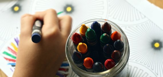 5 priežastys, kodėl vaikai turėtų spalvinti