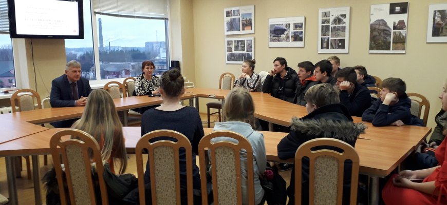 Jūžintų Juozo Otto Širvydo pagrindinės mokyklos mokiniai - projekto „Pažink valstybę“ dalyviai