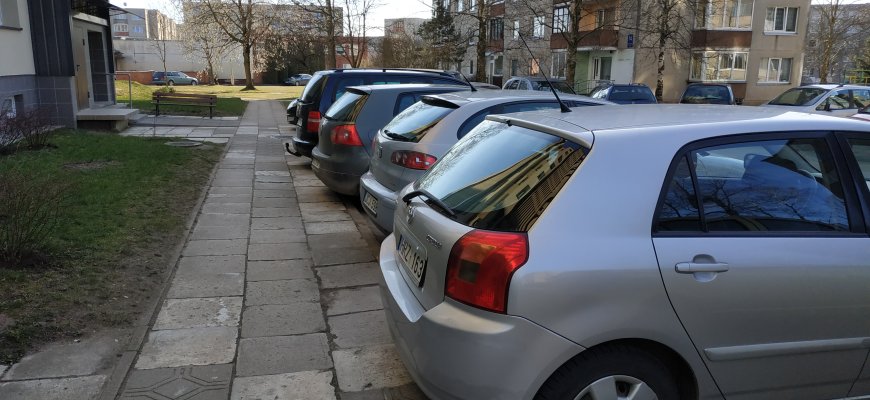 Seime – siūlymas šalinti iš kiemų nenaudojamus automobilius