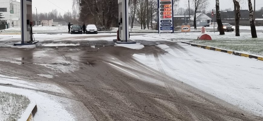 Pandėlyje automobilis mirtinai partrenkė vyrą ir nuvažiavo (papildyta)