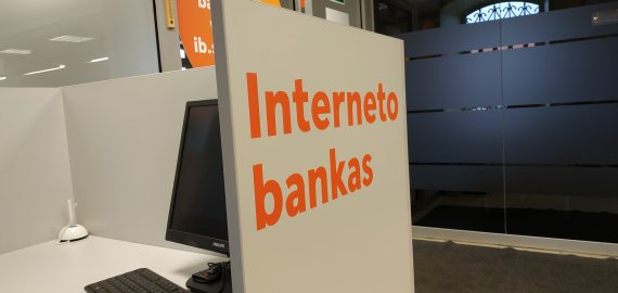 Seimas linkęs įpareigoti išmokas darbuotojams mokėti tik į sąskaitą