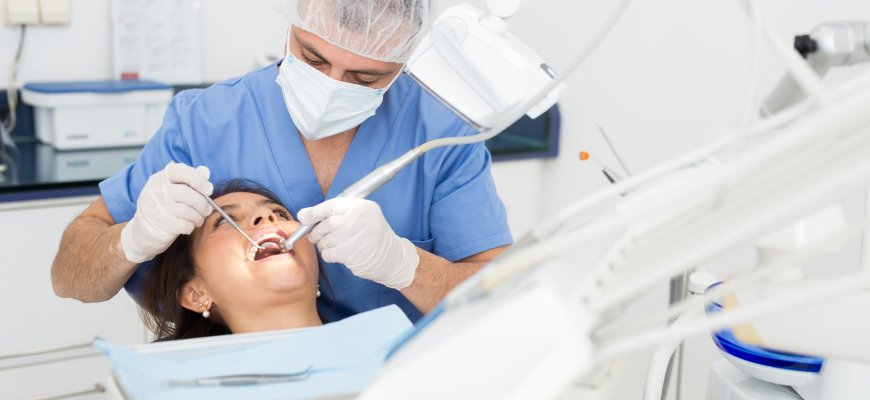 Pavasarį pasitikite nauja šypsena: ką verta žinoti apie dantų implantus?