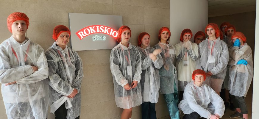 AB „Rokiškio sūris“ moksleiviams leido tapti įmonės specialistais: pakvietė į „Pasimatuok profesiją“ renginį (foto)