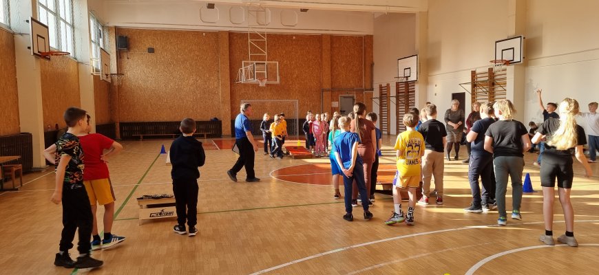 Rokiškio J. Tūbelio progimnazijos pradinių klasių mokinių „Cornhole“ turnyras (foto+video)