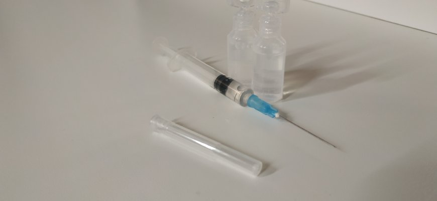 Svarstoma nukelti revakcinaciją „Pfizer“ vakcinos antrąja doze