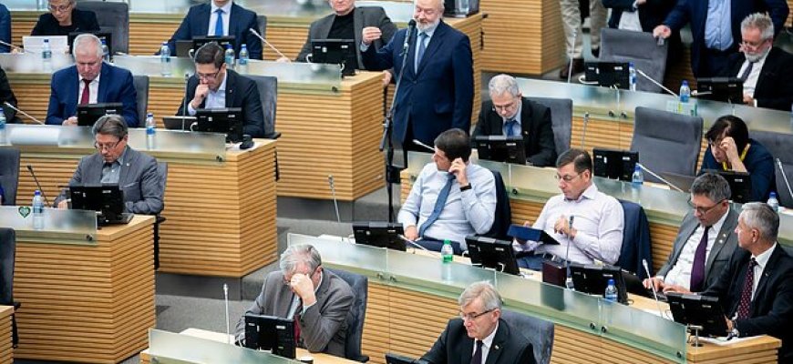 Siūloma leisti valstybės tarnyboje dirbti iki 70-ties metų amžiaus