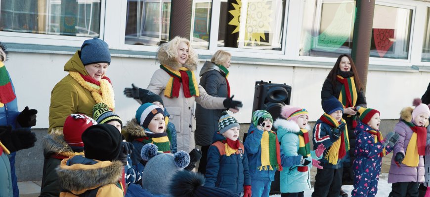 Vasario 16-oji – prie trispalvių šalikų viruso prisijungė 92-erių senolė (foto, video)