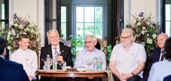 „Aušros“ aušra: Rokiškyje pristatyti ir išdalinti perleisto laikraščio „Aušra“ rinkiniai (foto)
