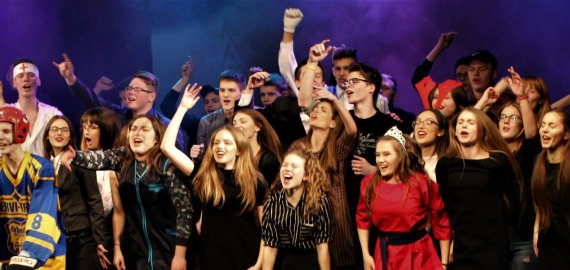 Šimtadienio šventė – graži tradicija, leidžianti trumpam pamiršti artėjančių egzaminų maratoną (pasirodymo video+foto)