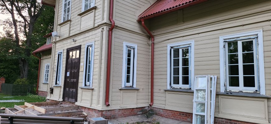 Keičiami krašto muziejaus administracinio pastato langai