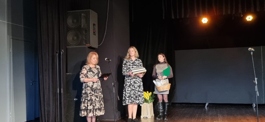 Profesinės šventės proga – padėkos raštais „Gėris rankose“ kolektyvui, gėlės ir smagus koncertas (foto)