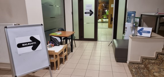Išankstiniame balsavime renkant šalies parlamentą fiksuojami pirmieji pažeidimai