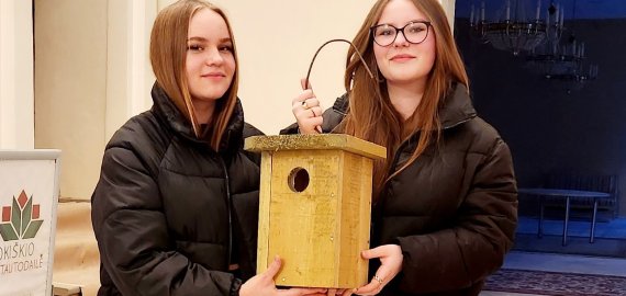 Originali iniciatyva – „apmokestino“  jaunimo šokius inkilais ir surengė sutiktuves paukščiams