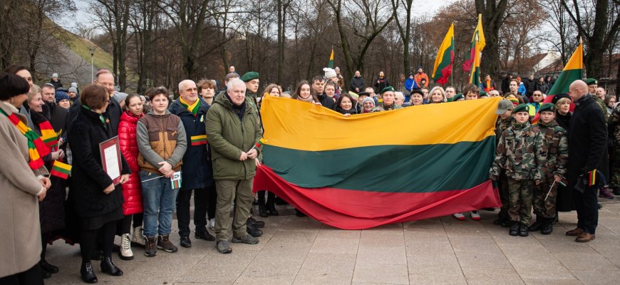 Gedimino pilies bokšte plevėsavusi trispalvė patikėta Pandėlio gimnazijai (foto)