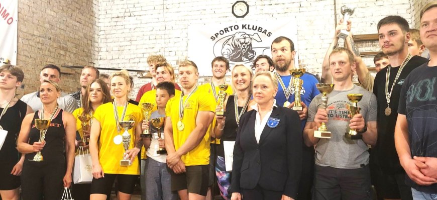 Sportininkai demonstravo fizinę ištvermę Rokiškio rajono trikovės ir štangos spaudimo varžybose