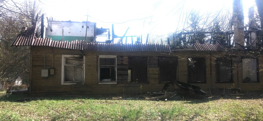 Kova dėl žemės ir sudegusio pastato Kriaunose atsidūrė akligatvyje – vieni nori griauti, kiti statyti