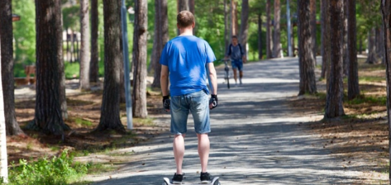 Ką rinktis: elektrinį paspirtuką ar riedį?