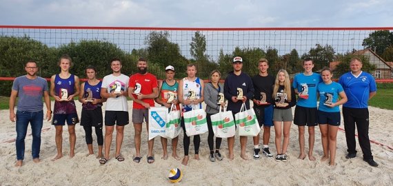 Rajono paplūdimio tinklinio sportininkai skina prizines vietas