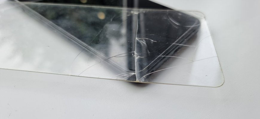 Kada reikia keisti telefono ekraną, o kada tik jo stiklą?