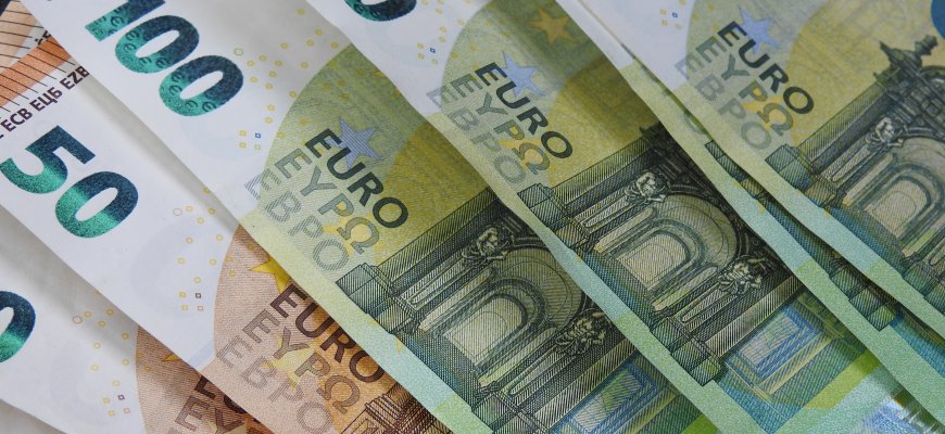 Dėl pensinio amžiaus atleidžiami valstybės tarnautojai galės gauti išeitinę išmoką