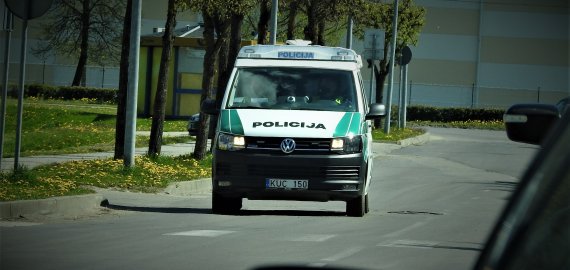 Žiobiškyje vandalai suniokojo automobilį