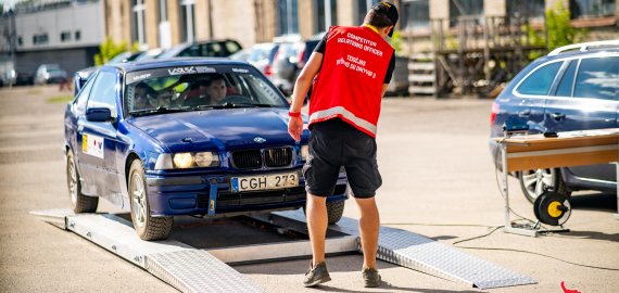 „Samsonas Rally Rokiškis“ dalyviai savo automobilius pristatė techninei komisijai (video)