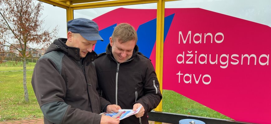 Rokiškio miesto autobusų stotelių dekoruotojus ir klausinėja, ir vaišina (foto)