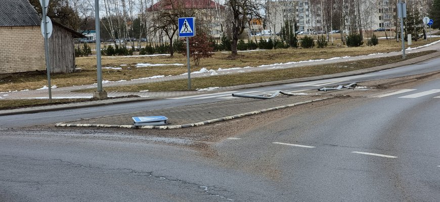 Žiedinėje sankryžoje važiuokite tiesiai (foto)