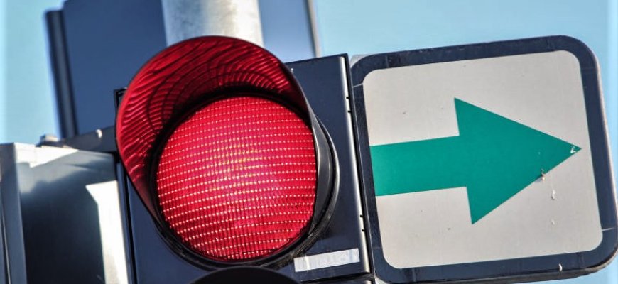 Rokiškio vairuotojų atidumui: nuo šviesoforų nuimtos žalios rodyklės