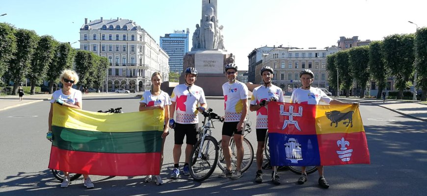 1000 kilometrų dviračiu Baltijos keliu: lūžiui, pakeitusiam lietuvių sąmonę, atminti (foto)