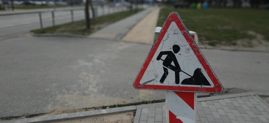 Nutirpęs sniegas keliuose atvėrė duobes