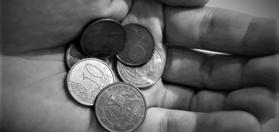 Seimas svarstys siūlymą mokėti 42 eurų išmokas vienišiems pensininkams