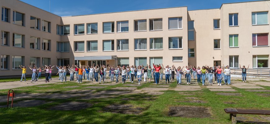 Rokiškio gimnazistai sveikina mamas nuotaikingu šokiu (video+foto)