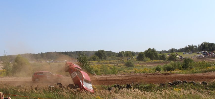 Autokroso ir „bulių kautynių“ varžybos: gausiai susirinkę žiūrovai gavo lauktą adrenalino dozę (video+foto)