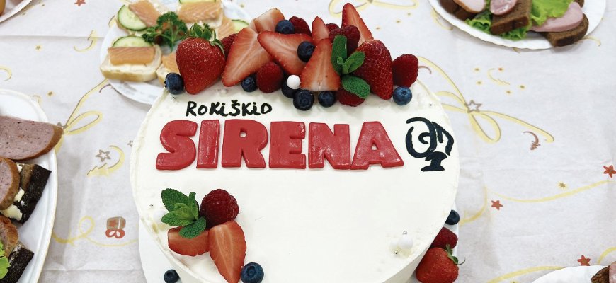 Vilniaus rokiškėnų klubui „Pragiedruliai“ dovanų – „Rokiškio Sirenos“ tortas