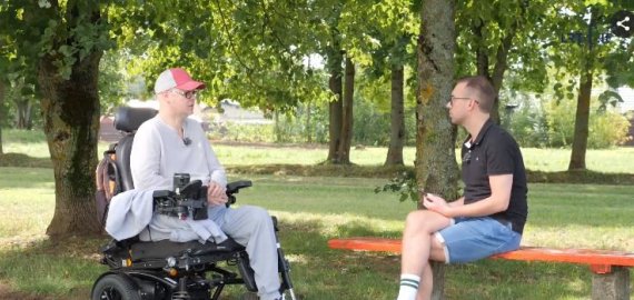 LRT laidoje „Nepaprasti žmonės“ –  po maudynių prie vežimėlio prikaustytas rokiškietis Marius: buvo sunku suvokti, kaip reikės gyventi (video)