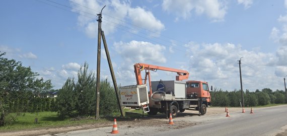Juodupės g. nukrito gandralizdis - nutraukė elektros laidus (foto)