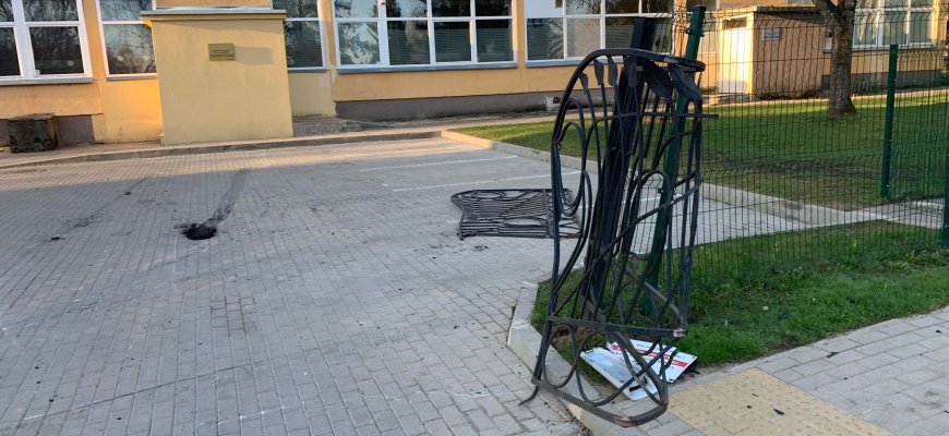 Smagi naktis Rokiškyje: BMW įskrido į užrakintą mokyklos kiemą (foto)