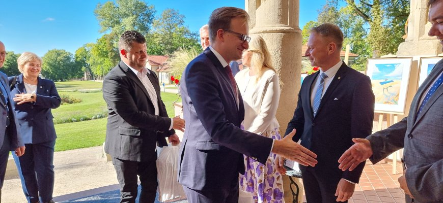 Dovanos miestui: nuo simbolinių sveikinimų iki 800 metų senumo stilizuotos lentelės (video+foto)